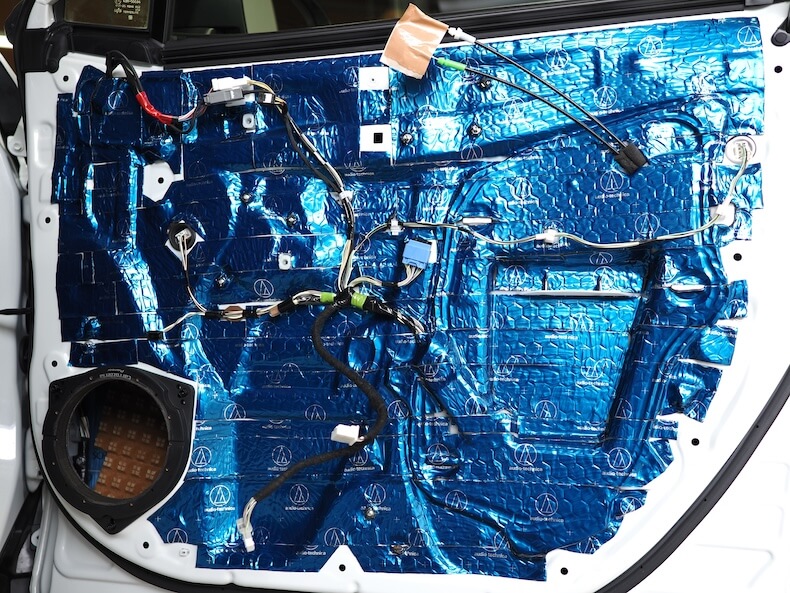 トヨタRAV4のフロントドアを制振
