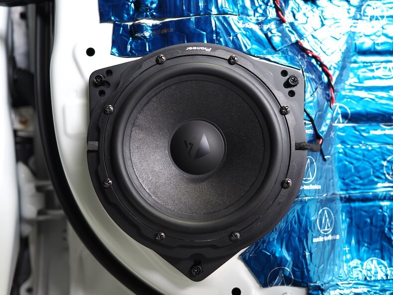 トヨタRAV4のフロントドアにヘリックスのスピーカーを取り付け