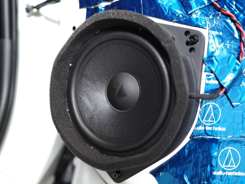 トヨタRAV4のフロントドアにヘリックスのスピーカーを取り付け