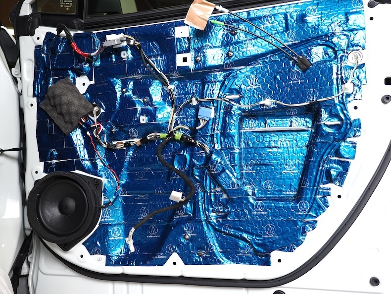 トヨタRAV4のフロントドアにヘリックスのスピーカーを取り付け