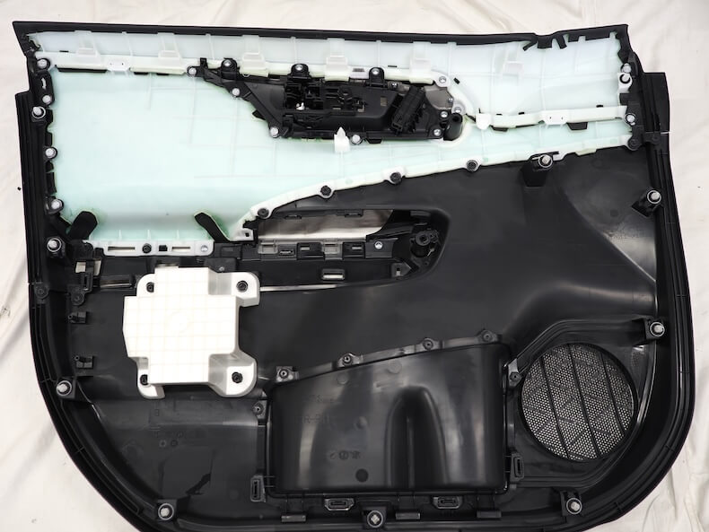 トヨタRAV4のフロントドア内張を制振