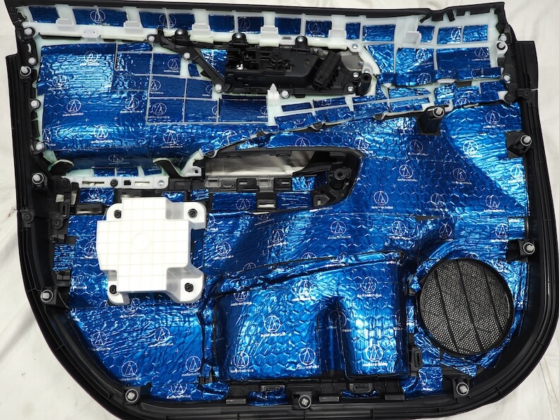 トヨタRAV4のフロントドア内張を制振