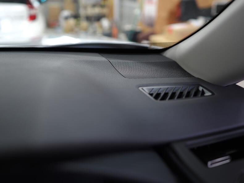 トヨタRAV4のダッシュボード上にあるツィーター