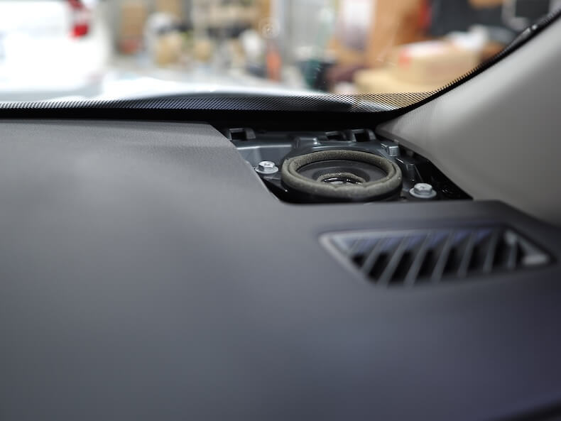 トヨタRAV4のダッシュボード上にあるツィーター