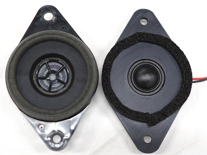 トヨタRAV4のダッシュボード上にあるツィーターとヘリックスのツィーター