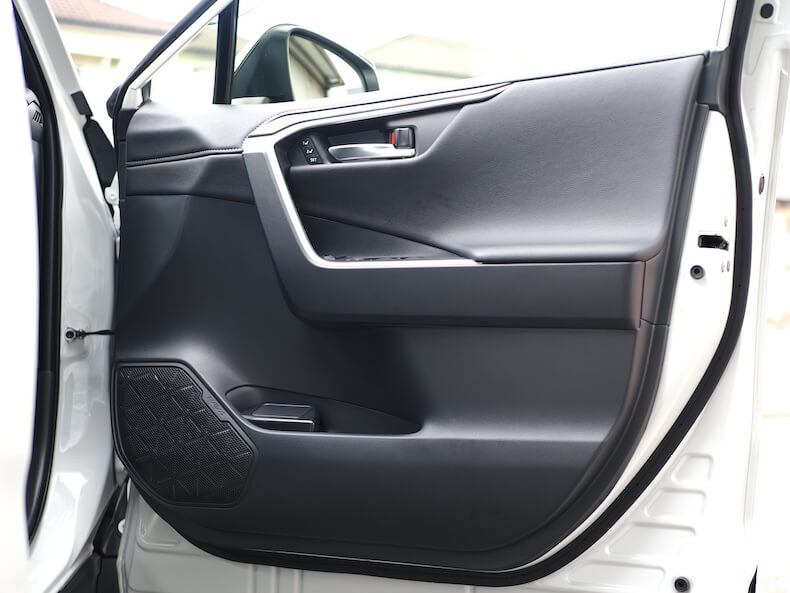 トヨタRAV4のフロントドアにヘリックスのスピーカーを取り付け