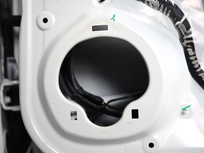 ホンダWR-Vのフロントドアスピーカーを取り外し