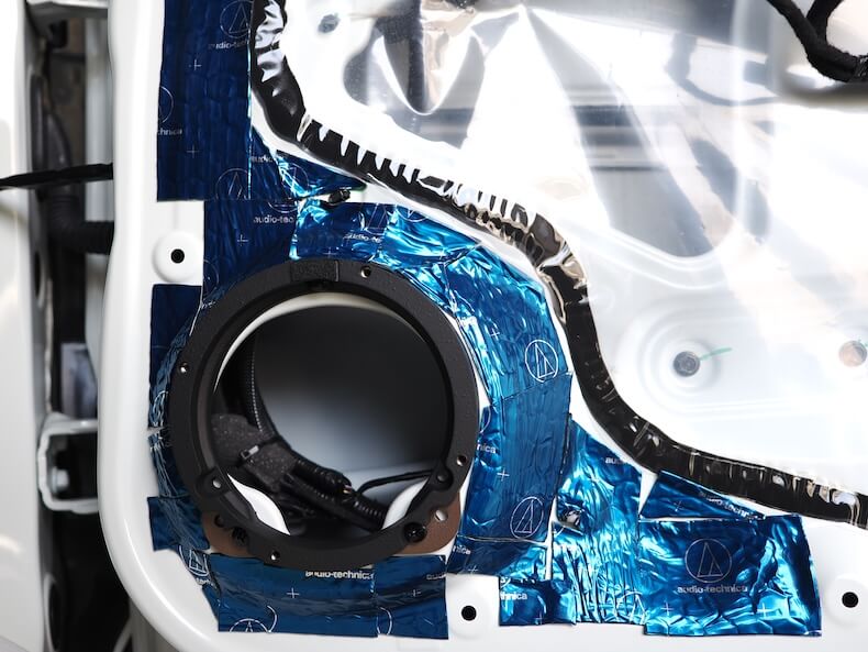 ホンダWR-Vのフロントドアスピーカー周りを制振