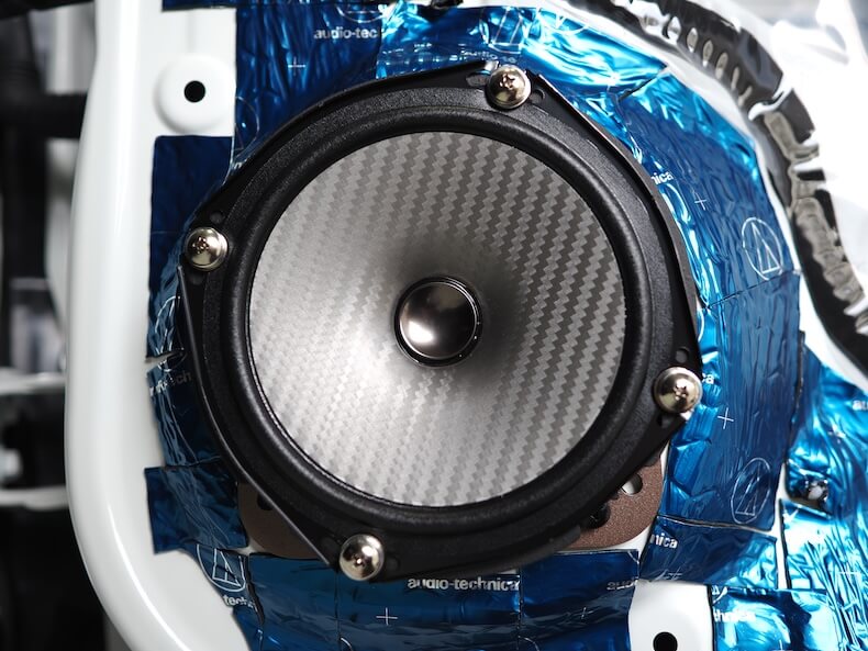 ホンダWR-Vのフロントドアにカロッツェリアのスピーカーを取り付け