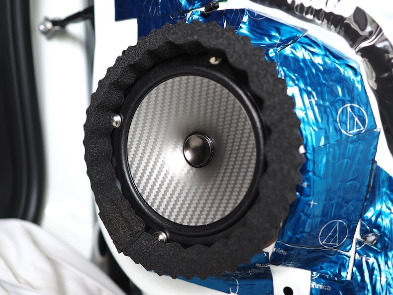 ホンダWR-Vのフロントドアにカロッツェリアのスピーカーを取り付け