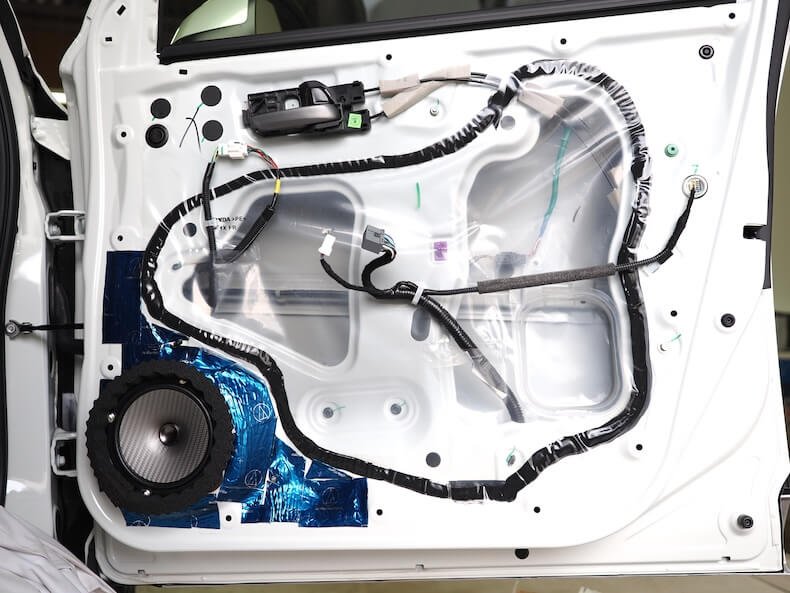 ホンダWR-Vのフロントドアにカロッツェリアのスピーカーを取り付け