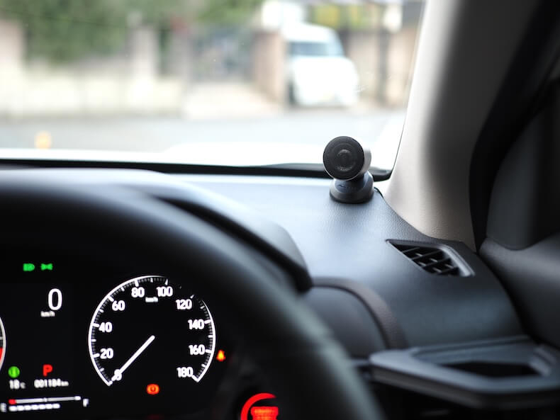 ホンダWR-Vのダッシュボード上にカロッツェリアのツィーターを取り付け