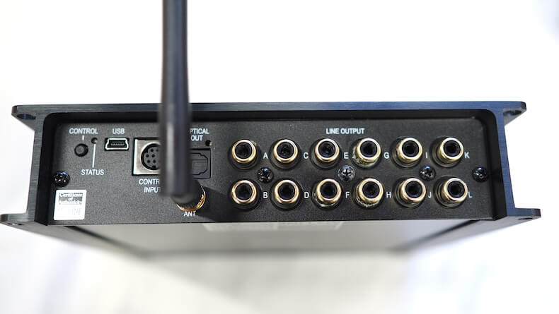 日産ノートのトランクに取り付けているDSP