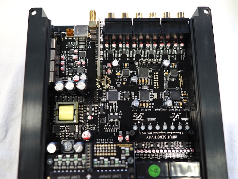 日産ノートのトランクに取り付けているDSP