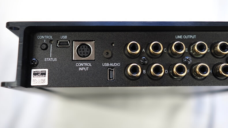 日産ノートのトランクに取り付けているDSP