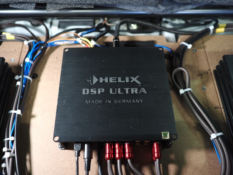 日産ノートのトランクに取り付けているDSP