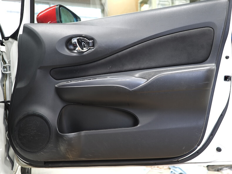 日産ノートのフロントドア内張