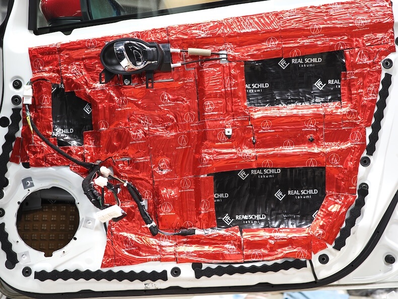 日産ノートのフロントドア制振