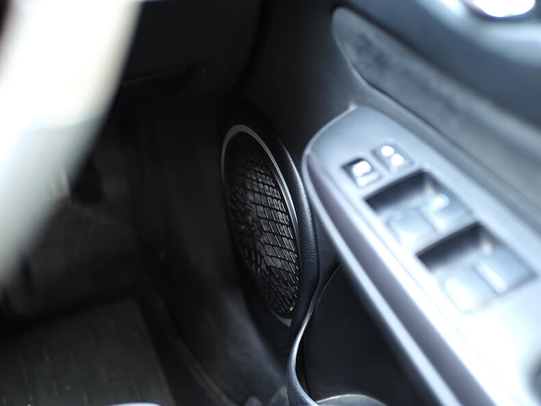 日産ノートのフロントドアをアウターバッフル化