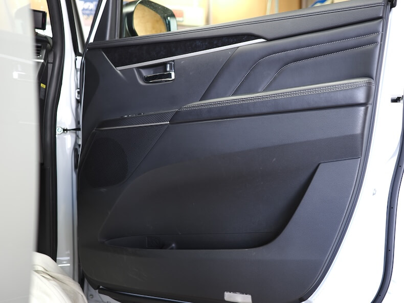 三菱デリカD5のフロントドア内張