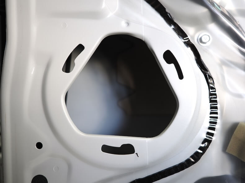 三菱デリカD5のフロントドアスピーカーを取り外し