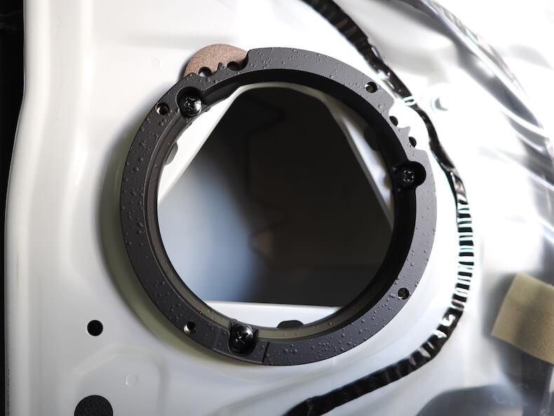 三菱デリカD5のフロントドアにカロッツェリアの鉄製インナーバッフルを取り付け