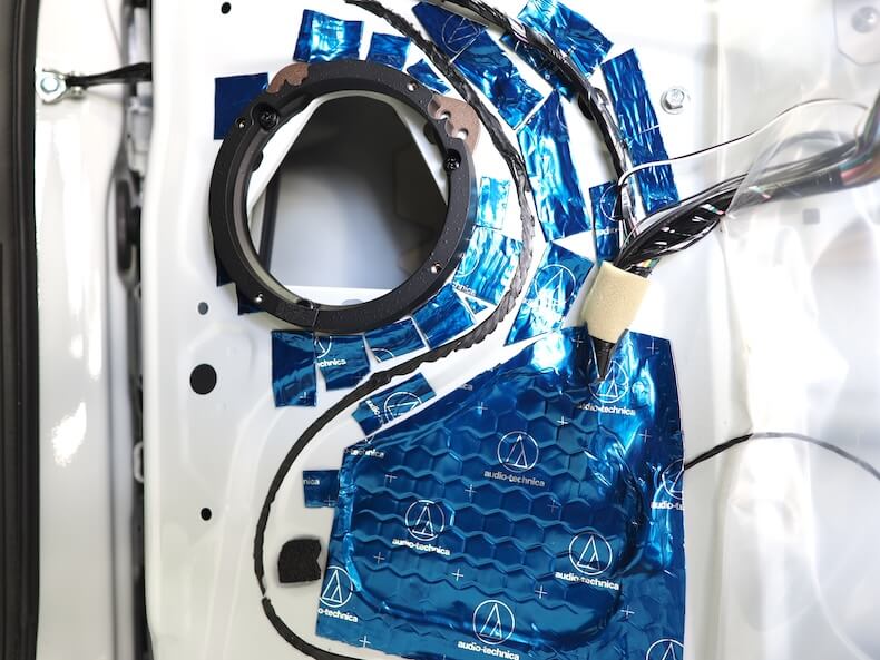 三菱デリカD5のフロントドアスピーカー周りを制振