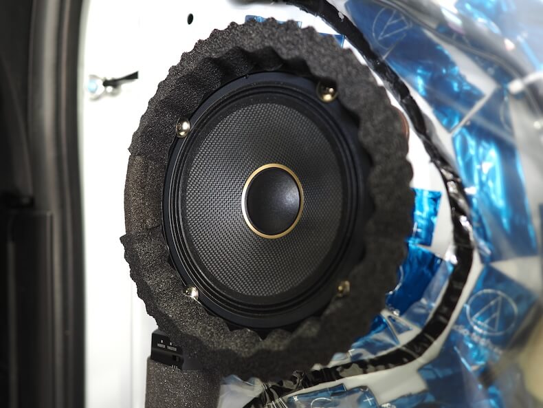 三菱デリカD5のフロントドアにカロッツェリアのスピーカーを取り付け