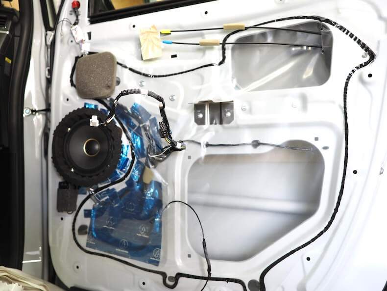 三菱デリカD5のフロントドアにカロッツェリアのスピーカーを取り付け