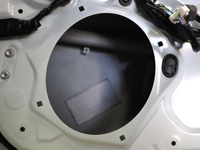 トヨタカムリのフロントドアスピーカーを取り外し