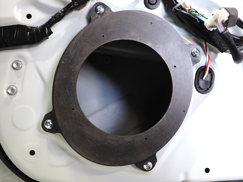 トヨタカムリのフロントドアにインナーバッフルを取り付け