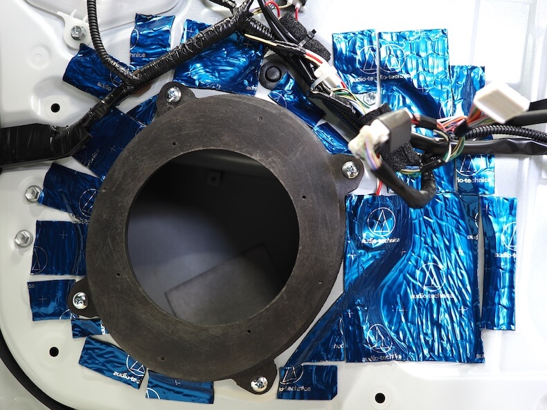 トヨタカムリのフロントドアスピーカー周りを制振