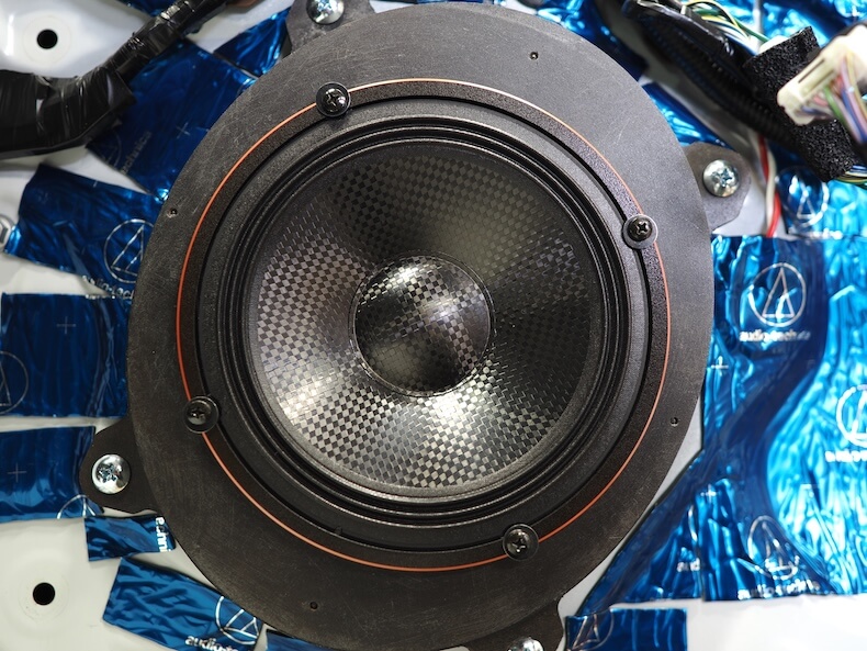 トヨタカムリのフロントドアにカロッツェリアのスピーカーを取り付け