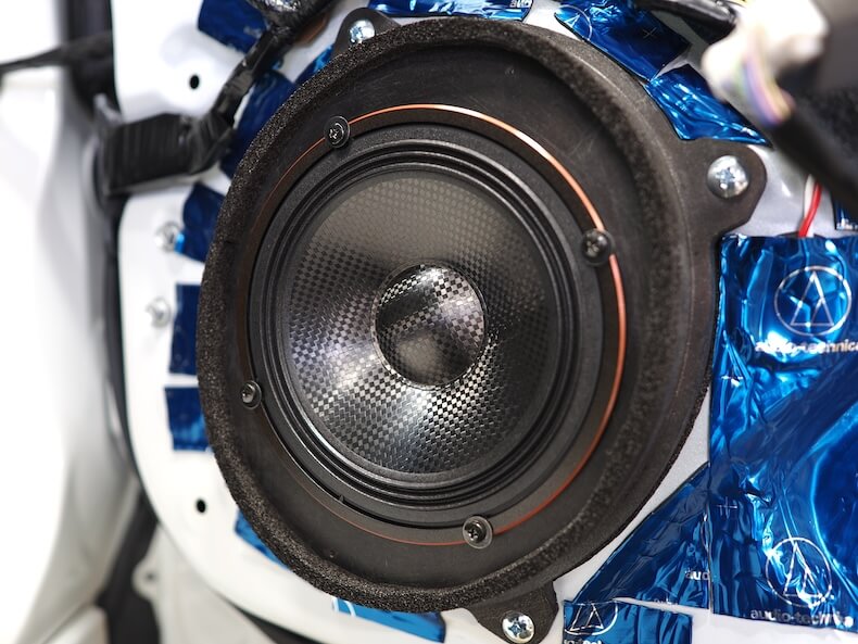 トヨタカムリのフロントドアにカロッツェリアのスピーカーを取り付け