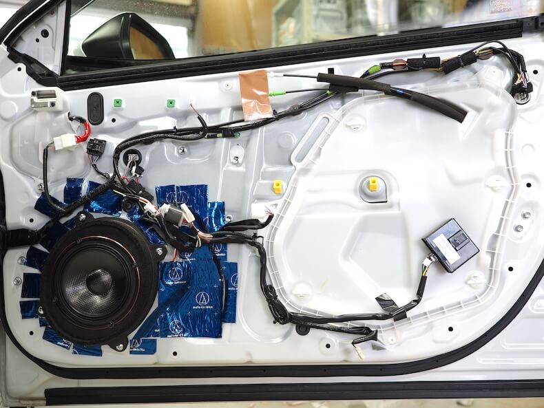 トヨタカムリのフロントドアにカロッツェリアのスピーカーを取り付け