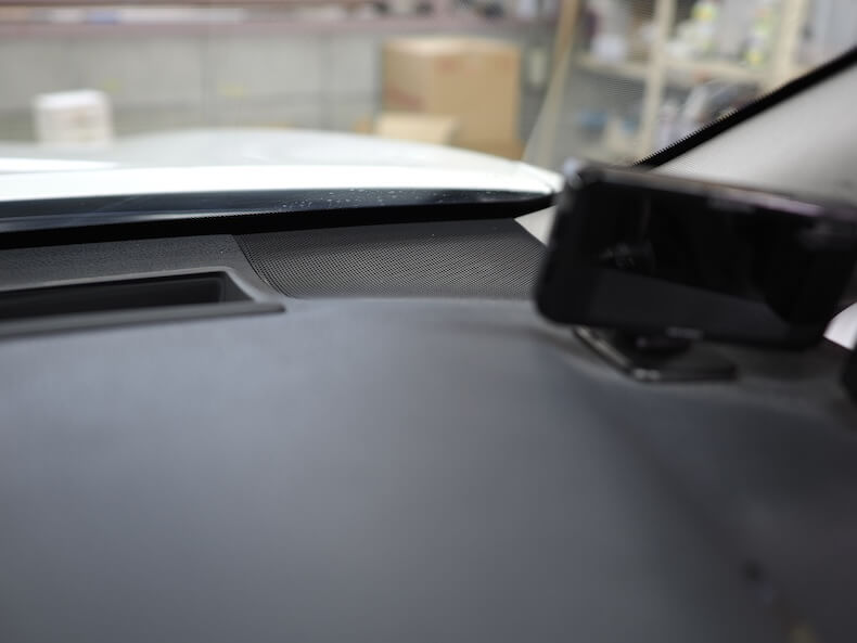 トヨタカムリのダッシュボード上のスピーカー