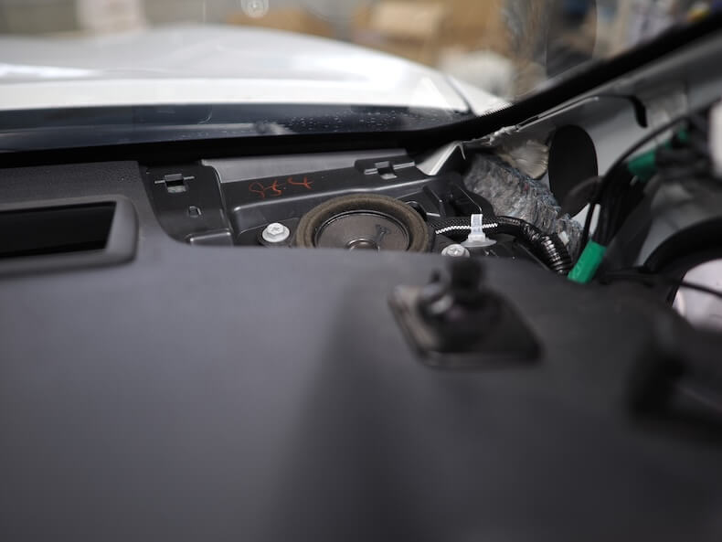 トヨタカムリのダッシュボード上のスピーカー