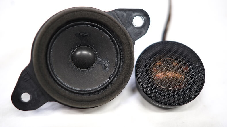トヨタカムリのダッシュボード上のスピーカーとカロッツェリアのツィーター