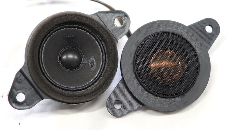 トヨタカムリのダッシュボード上のスピーカーとカロッツェリアのツィーター