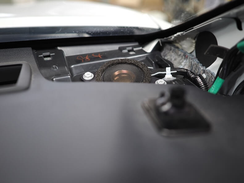 トヨタカムリのダッシュボード上にカロッツェリアのツィーターを取り付け