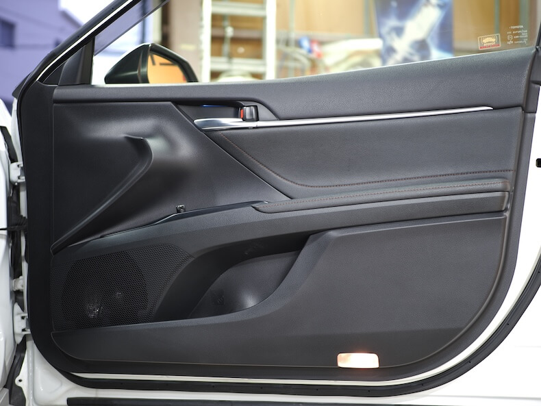 トヨタカムリのフロントドアにカロッツェリアのスピーカーを取り付け