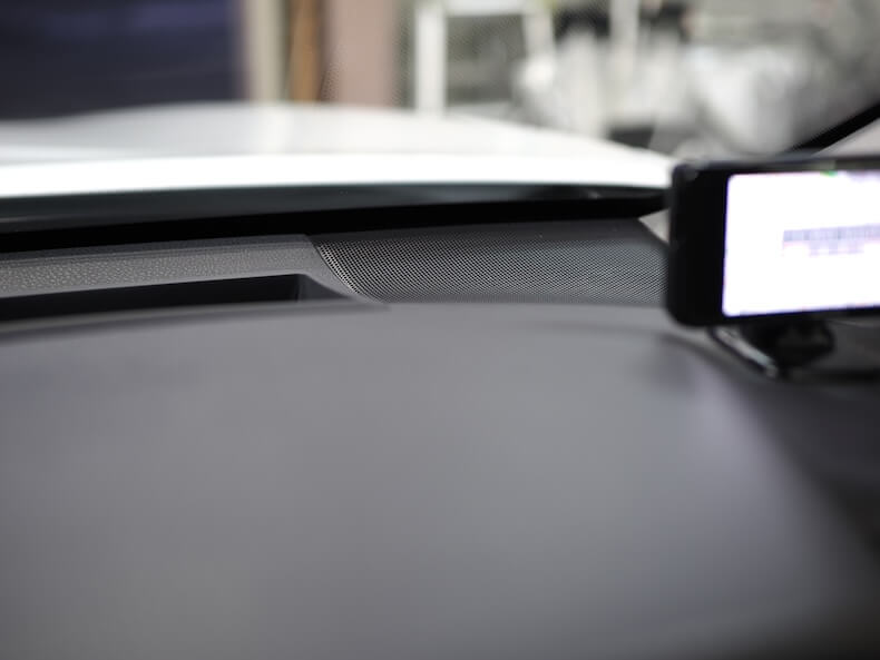 トヨタカムリのダッシュボード上にカロッツェリアのツィーターを取り付け