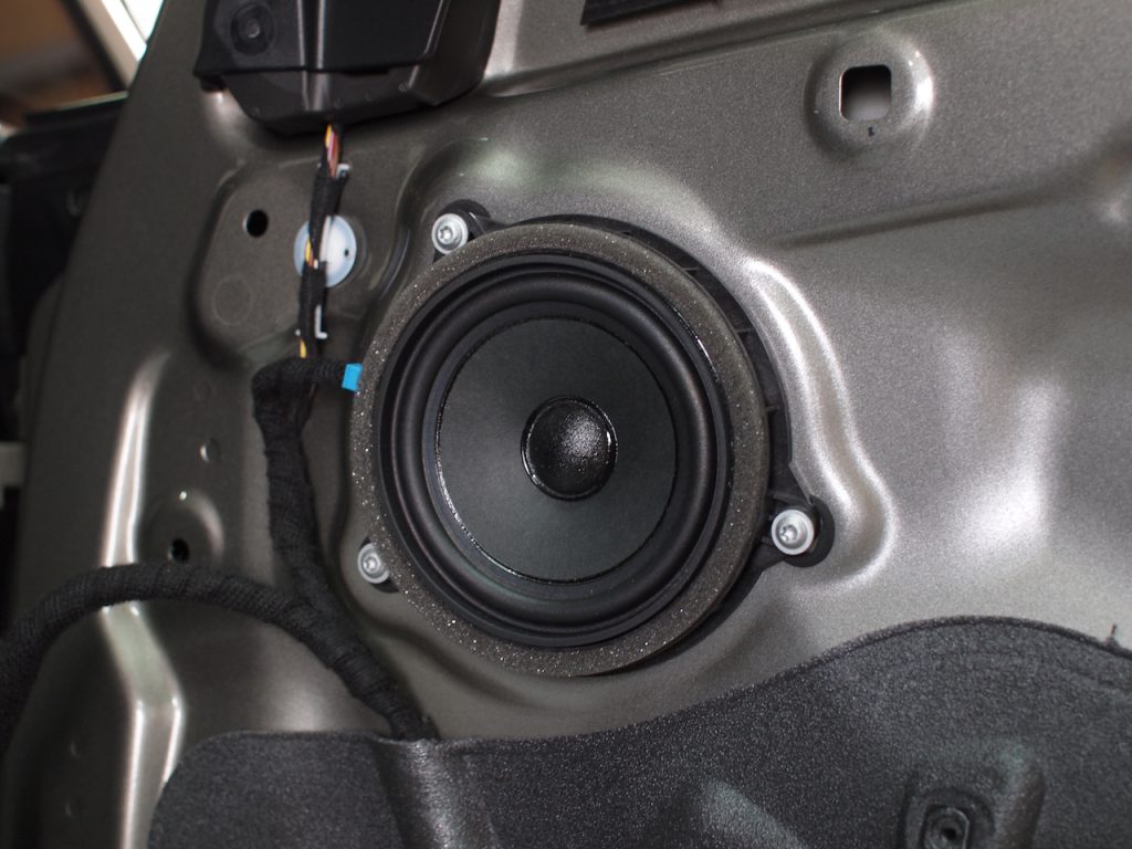 BMW 218d 純正スピーカー