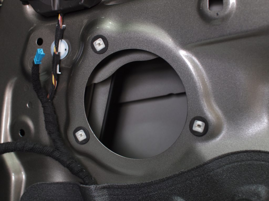 BMW 218d 純正スピーカー取り外し