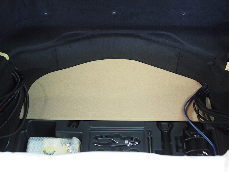 レクサス ＬＳ６００ｈＬ トランク下部にプロセッサーを取り付けるためのボード
