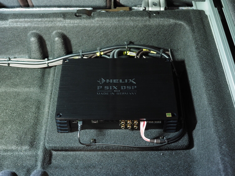 BMWX3のトランクにアンプ内蔵プロセッサー取り付け