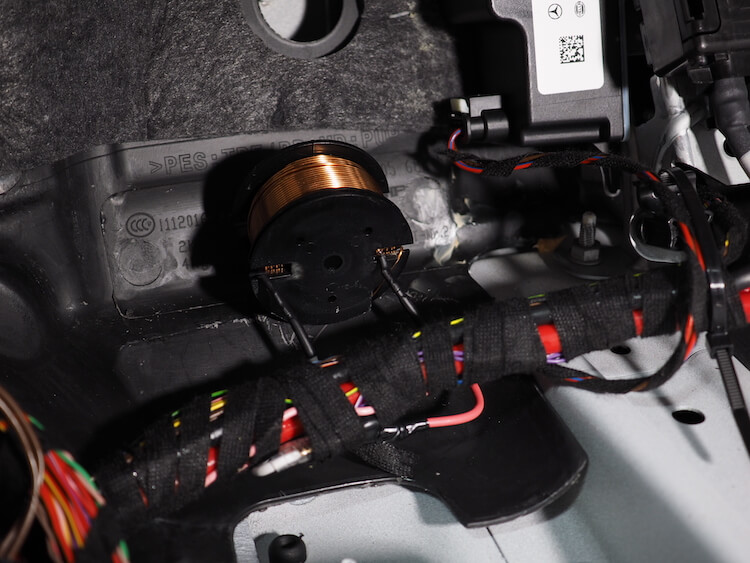 メルセデスベンツC200の助手席足元にあるサブウーファーにローパスフィルター取り付け