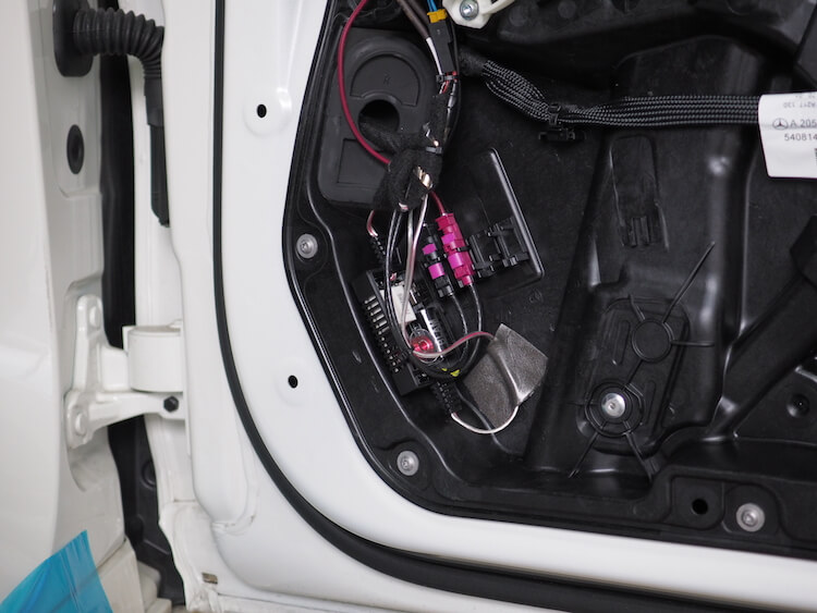 メルセデスベンツC200のドア内部にツィーター用のパッシブクロスオーバーを取り付け