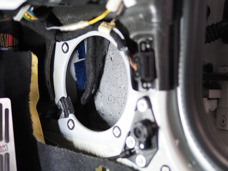 BMWZ4のキックパネルに取り付けられている純正スピーカーの裏側をデッドニング