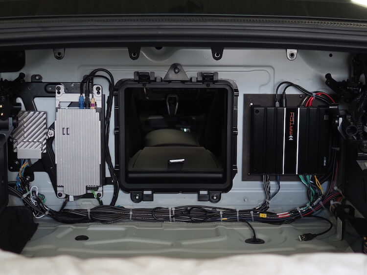 BMWZ4のトランクにアンプ内蔵DSPの取り付け
